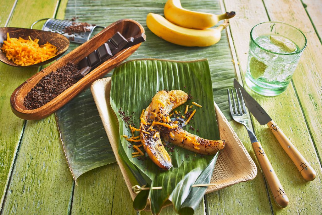 Gegrillte Schokoladen Banane auf serviert auf einem Kakaobaum Blatt